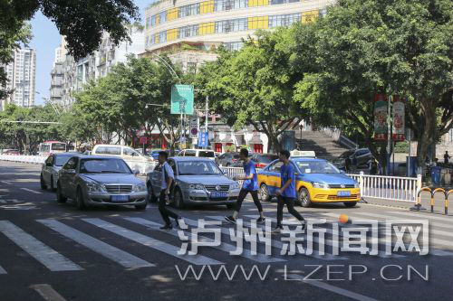 四川警察學(xué)院前的斑馬線沒(méi)有紅綠燈，但過(guò)往車輛見(jiàn)到有行人過(guò)斑馬線都會(huì)禮讓行人